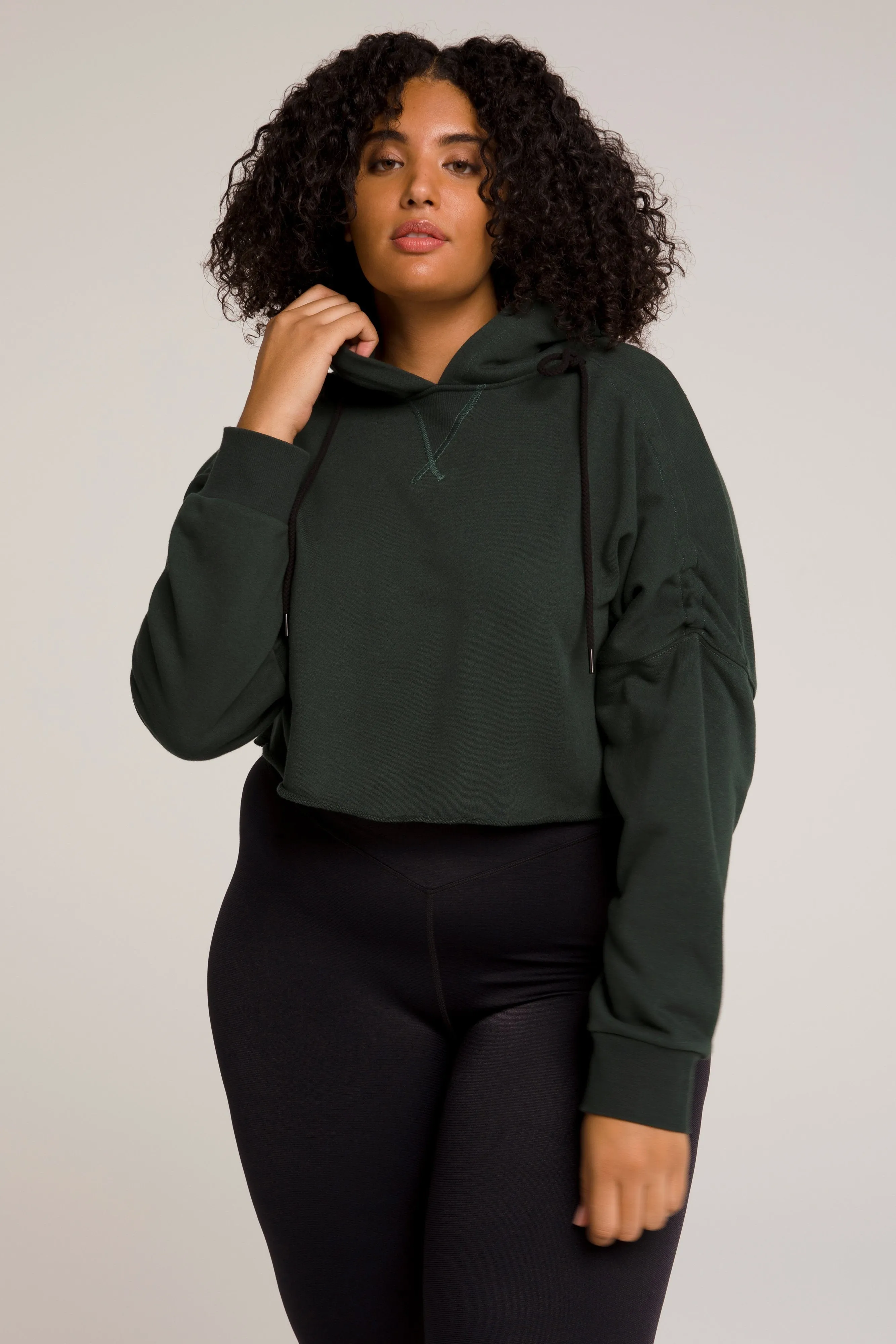 RUCHED CROP HOODIE | EMERALD001